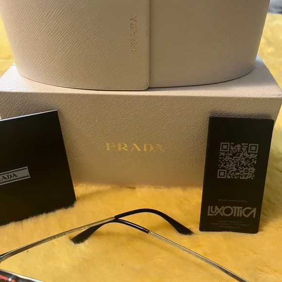 💯 Authentic Stylish Prada Sunglasses. Wore them about 3 times. - Picture 8 of 11